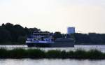 Ein Nachschuss von MS Immanuel rheinabwrts in Richtung Kln und im Hintergrund das Telekom-Hochhaus in Bonn. Aufgenommen in Bad-Honnef bei Abendstimmung am 27.5.2012.