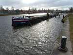 GMS JRUBE ENI 04001670 liegt im Gegenlicht des Klughafen in Lbeck auf Warteposition...