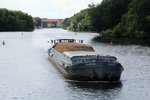 Nach der Bergschleusung in der Schleuse Kleinmachnow (im Hintergrund) durchfuhr das GMS Janita (02311193 , 67 x 8,20m) am 04.07.2016 den Machnower See und setzte seine Fahrt im Teltowkanal (Tek) fort.