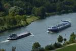 Begegnung auf der Mosel. GMS „JADO“ und TMS „KAAIMAN“ fahren am 02.09.2018 nahe Wasserliesch aneinander vorbei.