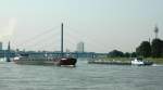 Auf dem Rhein bei Dsseldorf das niederlndische Schiff  MS Karbouv zu Tal fahrend, und der Binnenschiffer MS Manouk III  als Bergfahrer. Im Hintergrund die Rhein-Kniebrcke und der Fernsehturm. Aufgenommen am 21.06.2010.