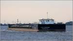 Die 2007 gebaute KAJA JOSEPHINE (ENI 04806020) fhrt am 18.09.2015 Hhe Glckstadt die Elbe abwrts. Sie ist 97,32 m lang, 13,63 m breit und hat eine Tonnage von 2.742 t. Heimathafen ist Brunsbttel.