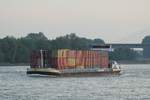GMS Kenyro (06004159 , 110 x 11,45m) am 07.07.2017 vollbepackt mit Containern (4-lagig) auf dem Rhein bei Rees zu Berg.