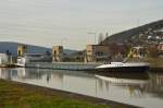 In Neckarzimmern ist der Frachter LEON im Oberwasser der Neckarschleuse angekommen und fährt nun aus der Schleuse in Richtung Haßmersheim. 18.2.2014