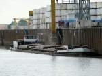 GMS Labe 2 (08451040 , 79,95 x 9,36) wird am 30.06.2014 im Magdeburger Hafen beladen.