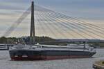 GMS LA VIDA, ENI 06105021, L 110 m, B 11,45 m, 2906 t, biegt vom Albertkanal in die Schleuse Lanaye ein, Heimathafen in Zwolle.(NL)
