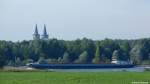 MEDUSA (ENI 06004189) mit Containern beladen, unter belgischer Flagge auf dem Rhein bei Bislich (Stadt Wesel, NRW, September 2013). Hinter den Bäumen grüßen die Türme von St. Viktor, dem Dom von Xanten.