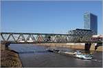 Das GMS MELANIE (ENI 04603650) passiert die Eisenbahnbrücke über die Weser in Bremen zu Tal. Hier ist auch die Grenze zwischen der Binnen- und der Seeschifffahrtstraße Weser. MELANIE wurde 1954 gebaut, ist 80 m lang, 8,20 m breit und hat eine Tonnage von 1.071 t. Heimathafen ist Bremen. 18.03.2018