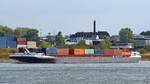 Das mit Containern beladene Gütermotorschiff METROPOLIS (ENI: 06105188) auf dem Rhein, so gesehen Ende August 2022 in Duisburg.