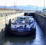 GMS MURO ENI 02327244, wird in der Schleuse Vogelgr�n/Elsa� rheinaufw�rts geschleust, Dez.2025