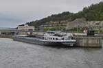 GMS MILWAUKEE, ENI 02318438, L 105 m, B 9,50 m, 2067 t, gemeldet in Antoing, hat in der Einfahrt von der Maas in den Lanaye Kanal an der Kaimauer festgemacht.