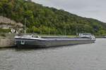 GMS MILWAUKEE, ENI 02318438, L 105 m, B 9,50 m, 2067 t, gemeldet in Antoing, hat in der Einfahrt von der Maas in den Lanaye Kanal an der Kaimauer festgemacht.