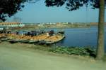 Im Mrz 1993 in China auf dem Weg von Shanghai nach Suzhou. Motorboote beladen mit Ziegelsteinen warten auf das Ausladen