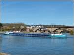 DasFrachtschiff  NAMASTÉ  fährt an der Sauerbrücke auf der Mosel Flussabwärts in Richtung Deutschland.