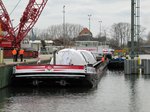 GMS Niedersachsen 9 (04002180 , 85 x 9m) am 31.03.2016 im Becken I des Berliner Westhafens. Die Siemens Gasturbinen sind verladen , jetzt wird noch gebunkert (vom Bunkerboot Spree / 05608470) - und dann kann die Reise beginnen.