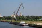 GMS NIEDERSACHSEN 8 (04002200 , 85 x 9m) am 24.07.2016 vor der Kulisse eines alten Kranes und des Spandauer Rathausturmes auf der Havel festgemacht.