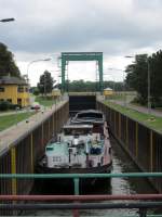 GMS Orava , 02318644 , 80 x 8,20 , ist am 26.08.2012 vom Elbe-Havel-Kanal kommend in die Schleuse Niegripp eingelaufen und wird zur Elbe zu Tal geschleust.
