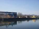 Frachter Heinz Mertz wird im Hafen von Plochingen beladen mit Schrott am 27.03.2014