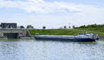 GMS Orchidee, ENI 02318860, rheinaufwärts bei der Einfahrt in die Schleuse Vogelgrün/Elsaß, Heckansicht, Aug.2025