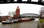 Die Hub-Brücke am Kanalende ist hochgefahren und das polnische GMS  PAULA  fährt hier in die Trave am Burgtorhafen...
Aufgenommen: 3.1.2012