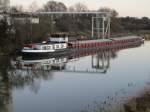 Die polnische  PAULA  hat Futterweizen geladen und liegt abfahrbereit am Silo in Kronsforde am Elbe Lbeck Kanal...
Aufgenommen: 21.12.2011