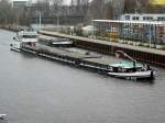 GMS Paloma (04403720 , 70 x 7,04) wechselt am 18.03.2014 in der Spree / dem Westhafenkanal seine Warte-Position vor der Schleuse Charlottenburg.