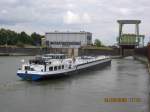 Motorschiff Risico ( L 85, B 9,50, 1559 t ) fährt vom Rhein kommend in die Schleuse Friedrichsfeld  