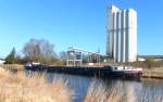 GMS RENATE ENI 04600400, liegt im Elbe-Lbeck-Kanal am Getreidesilo in Lbeck-Kronsforde und wird mit Futtergetreide beladen...