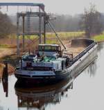 GMS RENATE ENI 04600400, wird mit Futtergetreide beladen am Silo in Lübeck-Kronsforde / Elbe-Lübeck-Kanal...