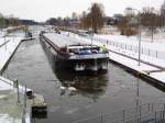 GMS ROGER ENI 04031170, MMSI 211498500, luft in die Berkenthiner ELK-Schleuse, zusammen mit den zwei Schwnen, zum herabschleusen ein...
Aufgenommen: 24.01.2013