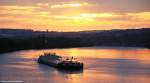 Frachtschiff Rival im Sonnenaufgang: Aufnahme entstand am 18. Juli 2015 gegen 06:30 von der Mosel-Brücke bei Konz.