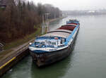 GMS Riskant (ENI:04033870) L.80m B.9,06m T 1142 Flagge Deutschland Baujahr 1943 am 16.12.2021 auf dem DEK im Unterwasser der Schachtschleuse Henrichenburg/Waltrop.