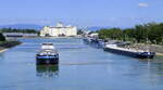 GMS Roxy, Eni 02336158, und GMS Riviera (rechts), ENI 02333392, rheinaufwärts in Wartestellung vor der Schleuse Vogelgrün/Elsaß, Juni 2025