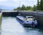 GMS Rolf, ENI 04400080, wird in der Schleuse Vogelgrün/Elsaß rheinaufwärts geschleust, Juli 2025