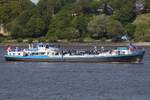 Binnenfrachtschiff ROLF DEYMANN (ENI 02005966) ; Datum: 08.05.2026; Aufnahmeort: Elbe/Hafen Hamburg, Deutschland. Das Bild entstand anl�sslich der Einlaufparade zum 837. Hafengeburtstag.