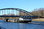 GMS  STADT-FÜRTH  (04003910 , 100 x 9m) am 21.01.2022 beim Unterqueren der Eisenbahnbrücke Marquardt im Sacrow-Paretzer-Kanal /  UNTERE HAVEL-WASSERSTRASSE  zu Tal. 