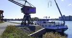 GMS Sandra W., ENI 02335125, ankert im Rheinhafen Breisach, Heckansicht, Okt.2025 GMS Sandra W., ENI 02335125, ankert im Rheinhafen Breisach, Heckansicht, Okt.2025