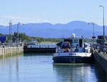GMS SAKETA ENI 06004091, wird in der Schleuse Vogelgr�n/Elsa� rheinaufw�rts geschleust, Sept.2025