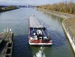GMS SUBITO ENI 02317285, verl��t die Schleuse Vogelgr�n/Elsa� rheinabw�rts, Nov.2025