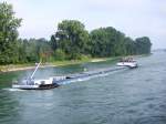 Sempachersee tuckert mit seiner Fracht Rheinabwrts, im Hintergrund die Stahlbalkenbrcke bei Germersheim; 080902