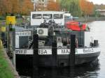 Heck des  GMS  Ursa Major (04030930 , 67 x 8,20m) am 27.10.2014 in Berlin-Spandau. Interessant sind die 3  Führungsschienen  - nehme an wenn das Schwesterschiff Ursa Minor als KVB gekoppelt war.
