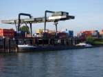 VOLHARDING wird mittels Containerkran seiner Fracht bei Köln entledigt; 080903