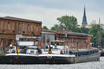 Binnenschiff WELS (rechts im Bild) im Hafen von Lübeck am 06.07.2019.