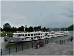 Das Passagiergschiff  SWISS DIAMOND  hat seinen Liegeplatz am Moselufer in Koblenz verlassen und manvriert rckwrtsfahrend in den Rhein um seine Fahrt Stromaufwrts fortzusetzen.