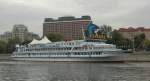 Das Flusskreuzfahrtschiff MS Walerie Brjuow liegt in Moskau an an der Moskwa und wird zweckentfremdet fr Karaoke.
