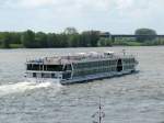 Heckansicht der Amadeus Elegant , 04808350 , 110 x 11,40 , am 16.05.2012 bei Rees auf dem Rhein zu Tal.