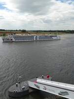 Die A-Rosa Sena ist mit einer Länge von 135m, Breite 18m, und einem Tiefgang von 2m bei 5 Decks
aktuell das größte Hotelschiff auf dem Rhein.
Auf dem Bild vom 08.07.2022 passiert es Wesel, bei seiner Fahrt von Antwerpen nach Köln.