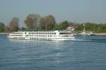 Das Flusskreuzfahrtschiff Beethoven wurde 25.04.2010 auf dem Rhein bei Gernsheim Richtung Basel gesehen.