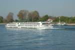 Das Flusskreuzfahrtschiff Beethoven wurde 25.04.2010 auf dem Rhein bei Gernsheim Richtung Basel gesehen. 