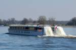 Heckansicht mit der satten Gischt vom KFGS Elbe Princesse (01840744 , 95,37 x 10,50m) am 17.03.2016 auf Elbe-Bergfahrt bei Gnevsdorf. Das Kabinenfahrgastschiff kam vom Hf. Wittenberge , dort wurde es  komplettiert . 